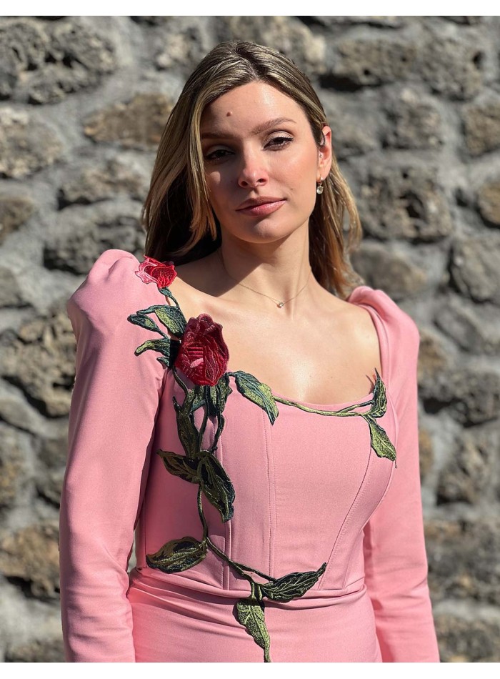 Evening dress with puffed sleeves and embroidery