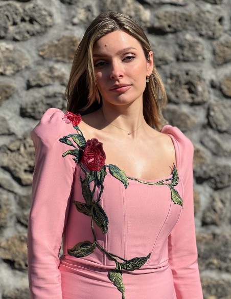 Evening dress with puffed sleeves and embroidery