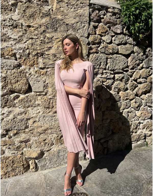 Vestido de cóctel con manga plisada capa