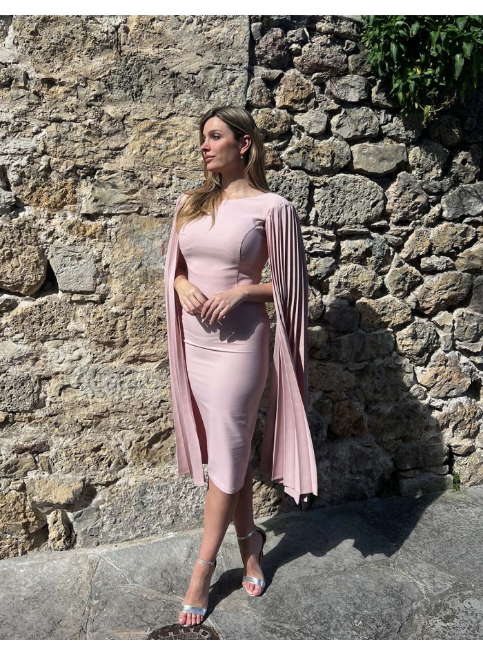 Robe de cocktail avec manches cape plissées