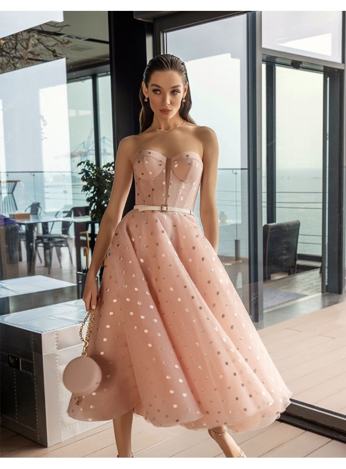 Robe de soirée midi avec plumeti et décolleté...