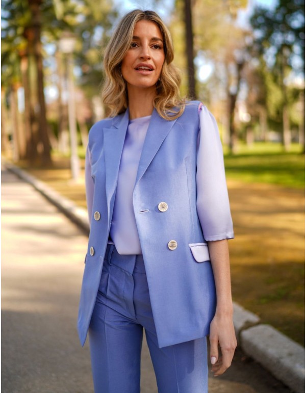 Sleeveless silk vest with lined pockets and buttons