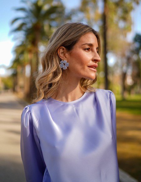 Chemisier en satin à manches françaises avec volants sur l'épaule