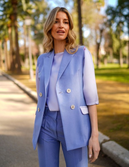 Blusa de satén de manga francesa con frunces en el hombro