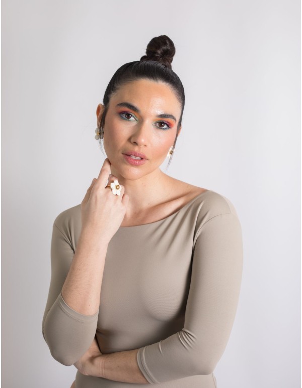 Anillo ajustable con una flor de cerámica blanca 2