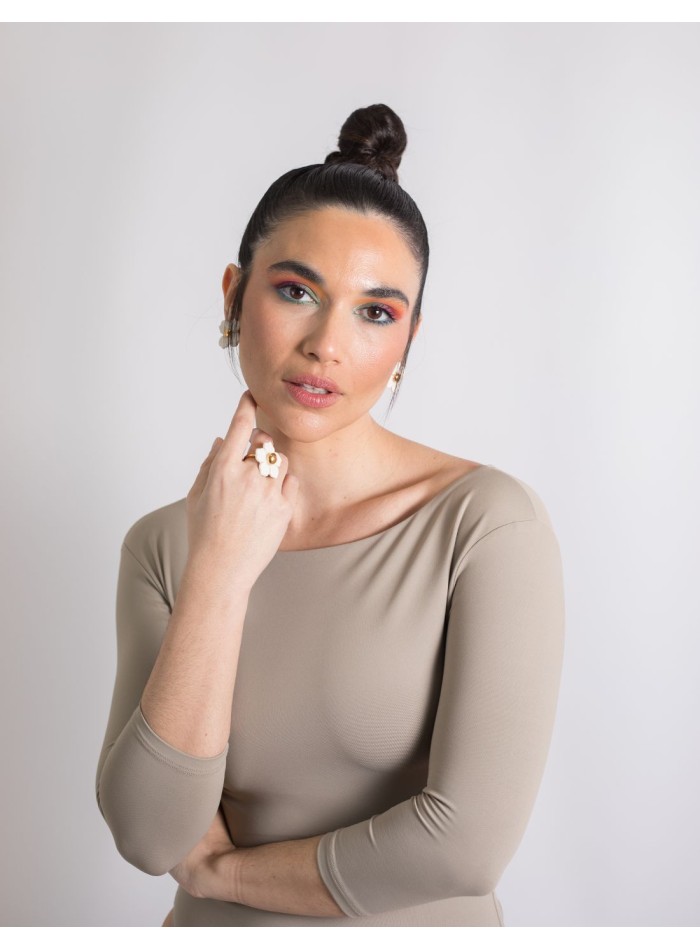 Bague réglable avec une fleur en céramique blanche