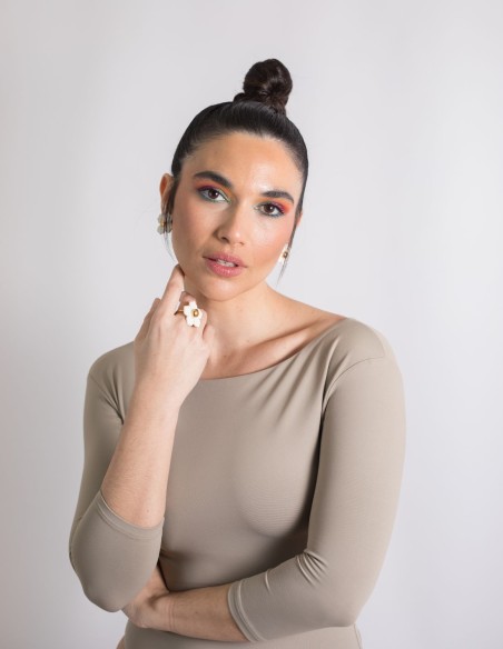 Anillo ajustable con una flor de cerámica blanca