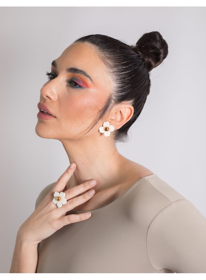 Bague réglable avec une fleur en céramique blanche