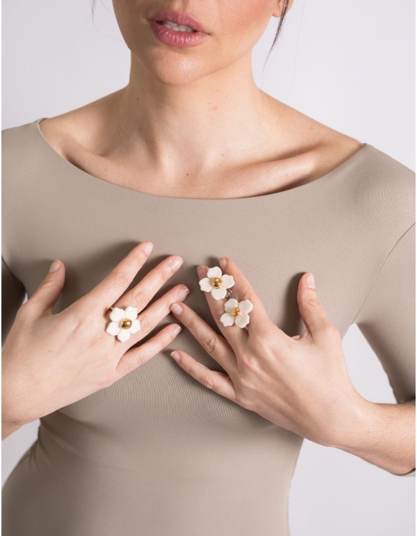 Anillo ajustable con una flor de cerámica blanca