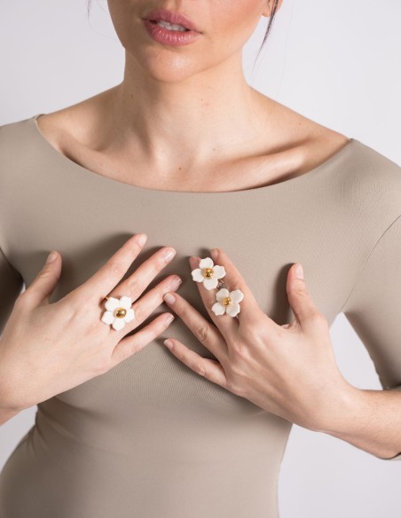 Bague réglable avec une fleur en céramique blanche