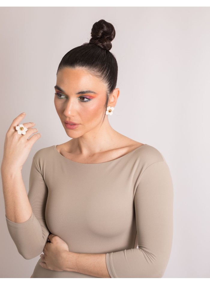 Bague réglable avec une fleur en céramique blanche