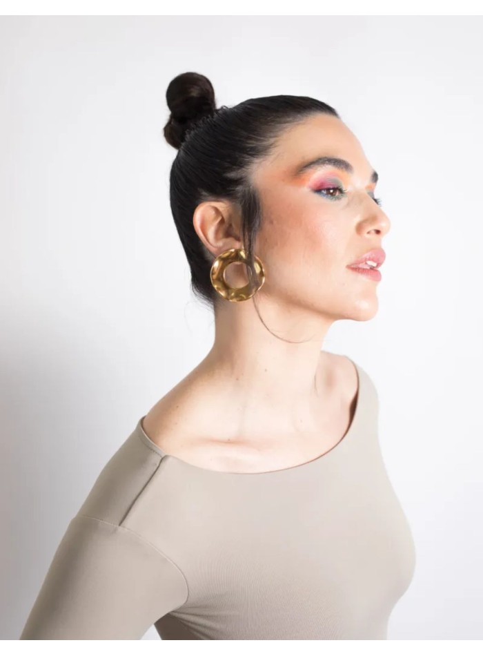 Maxi circular wavy golden earrings for parties