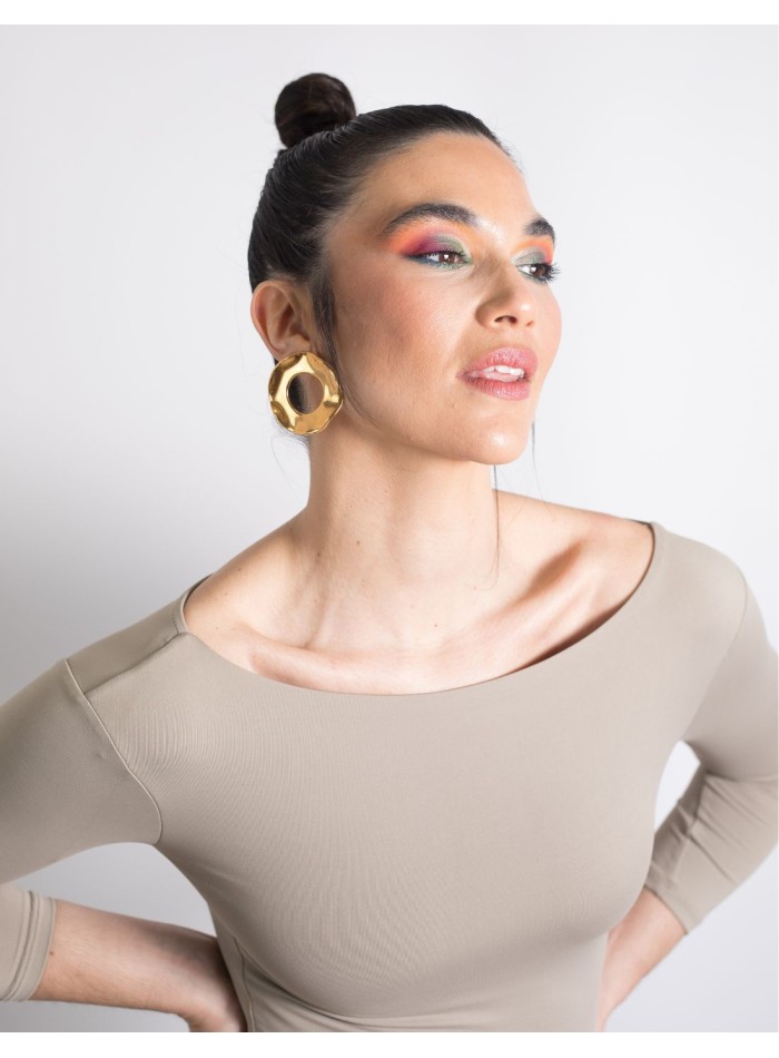 Maxi circular wavy golden earrings for parties