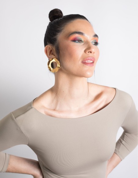 Maxi circular wavy golden earrings for parties