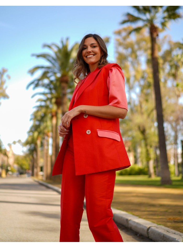 Chaleco de seda naranja con botones y bolsillos...