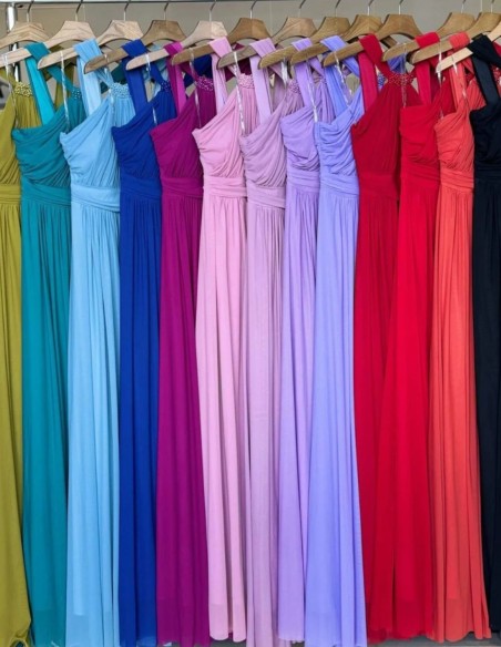 Vestido de fiesta largo con escote halter y pedrería