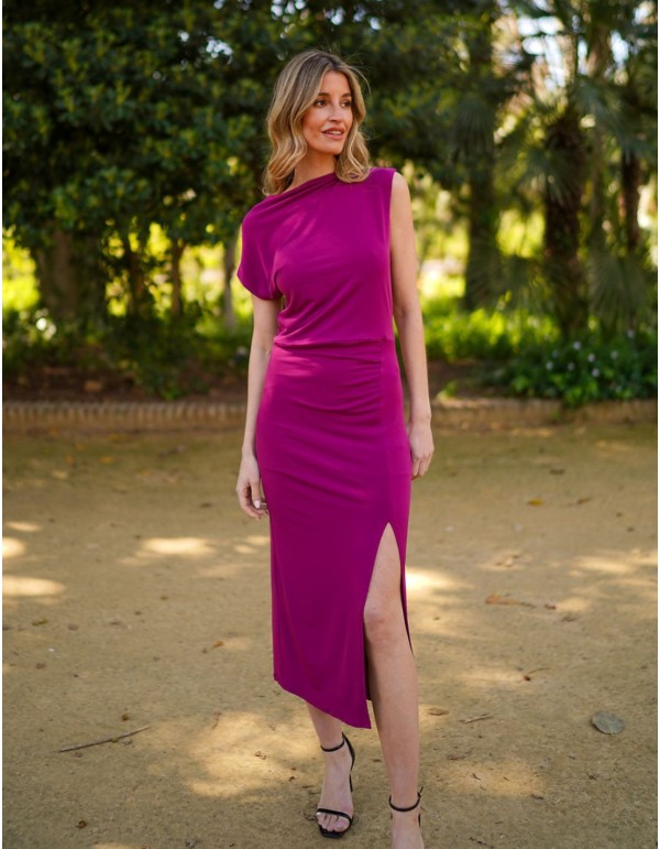 Robe de soirée midi aubergine avec fente latérale