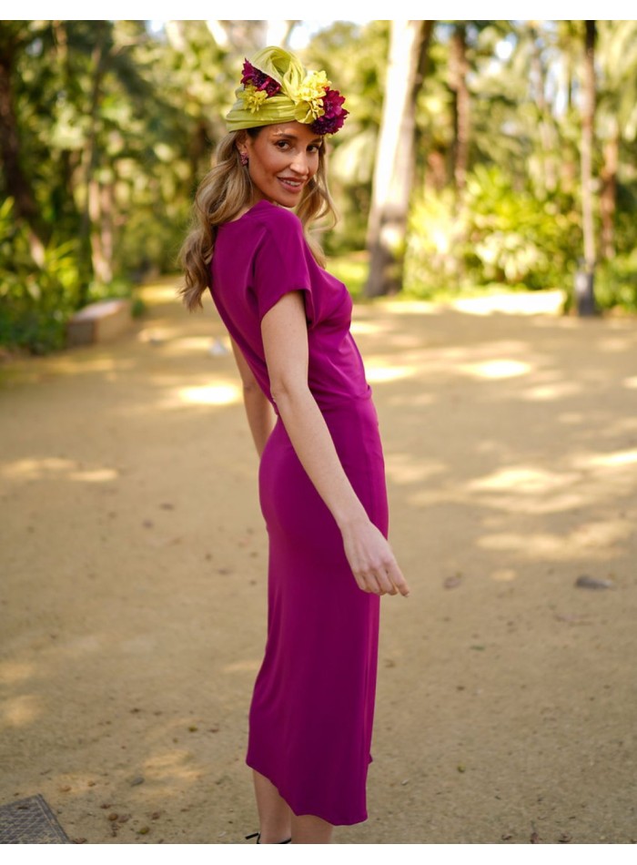 Robe de soirée midi aubergine avec fente latérale