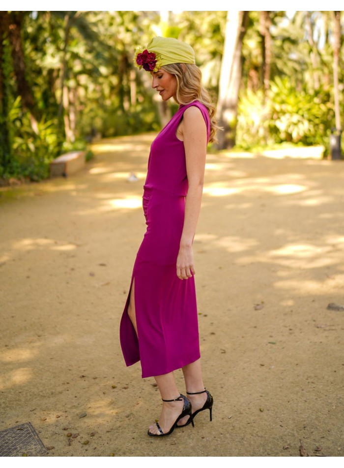 Robe de soirée midi aubergine avec fente latérale