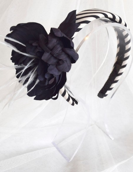 Diadema de rayas con aplique de flor negra con plumas