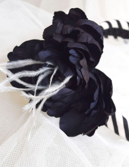 Diadema de rayas con aplique de flor negra con plumas