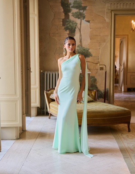 Vestido largo de fiesta con escote asimétrico y detalle capa