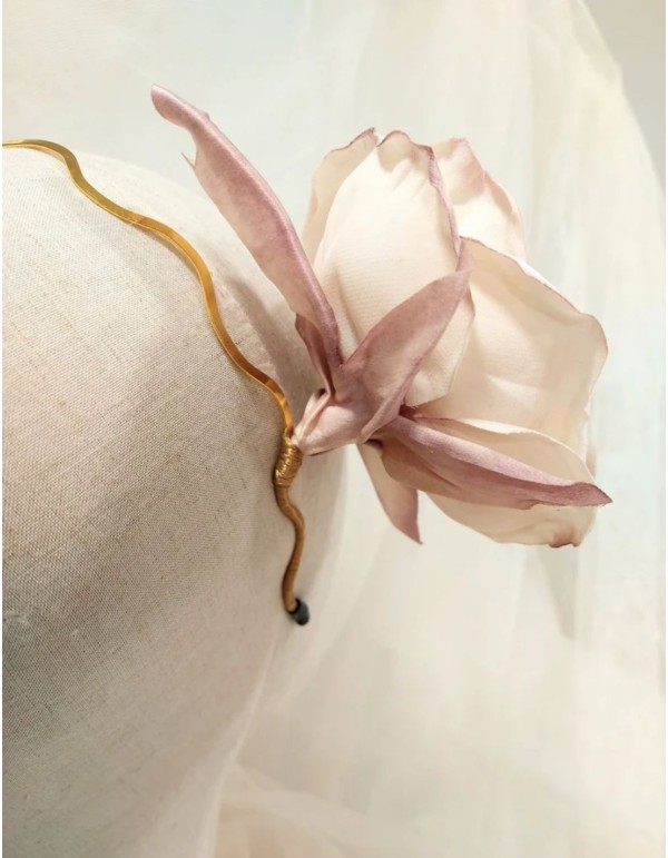 Diadema tocado maxi flor rosa marfil con base dorada 2