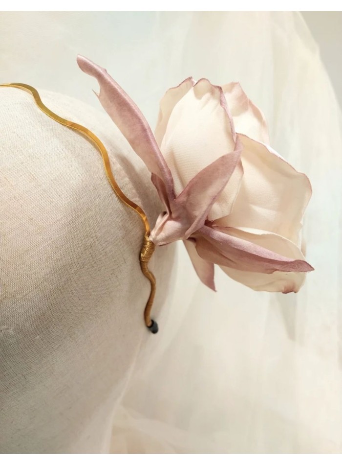 Diadema tocado maxi flor rosa marfil con base...