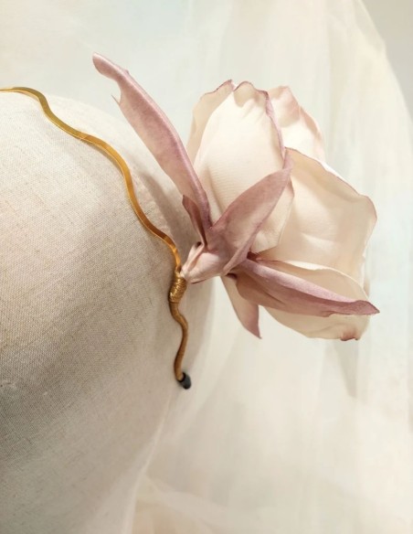 Serre-tête maxi fleur rose ivoire avec base dorée
