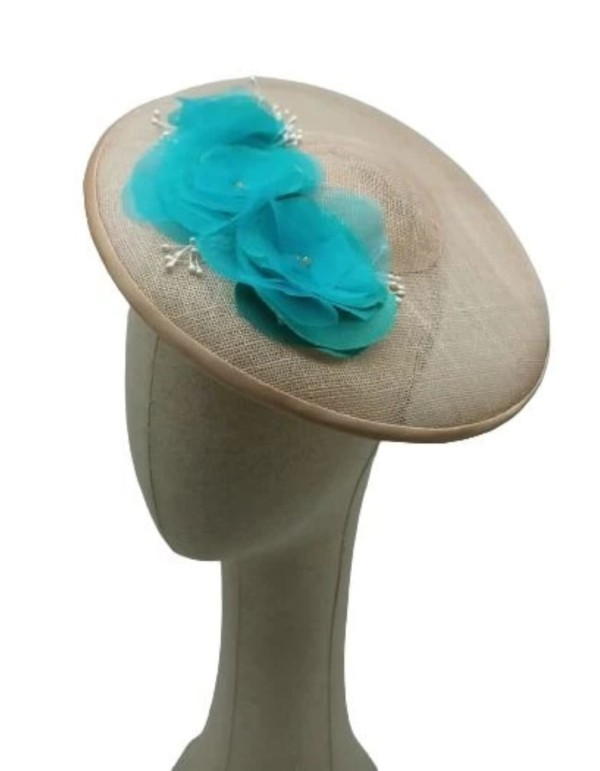Mini fascinator in beige sinamay with turquoise organza...