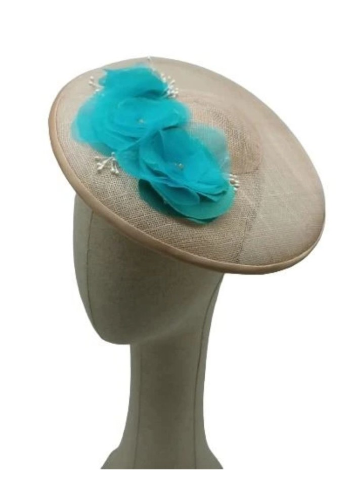 Mini fascinator in beige sinamay with turquoise...