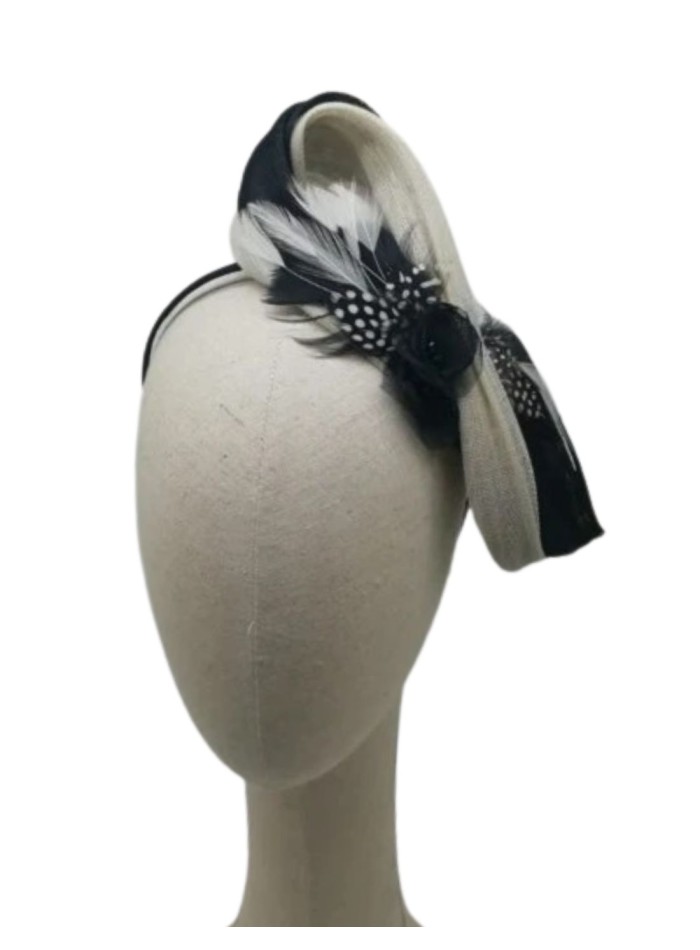 Tocado lazada blanca y negra con apliques de...