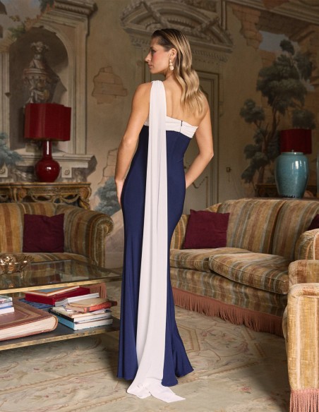 Robe longue de soirée avec encolure drapée asymétrique et châle