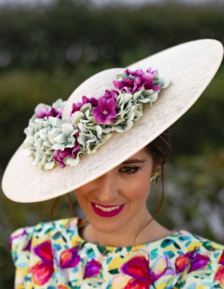 Pamela con base de sinamay con flores de sinamay multicolor - INVITADA PERFECTA