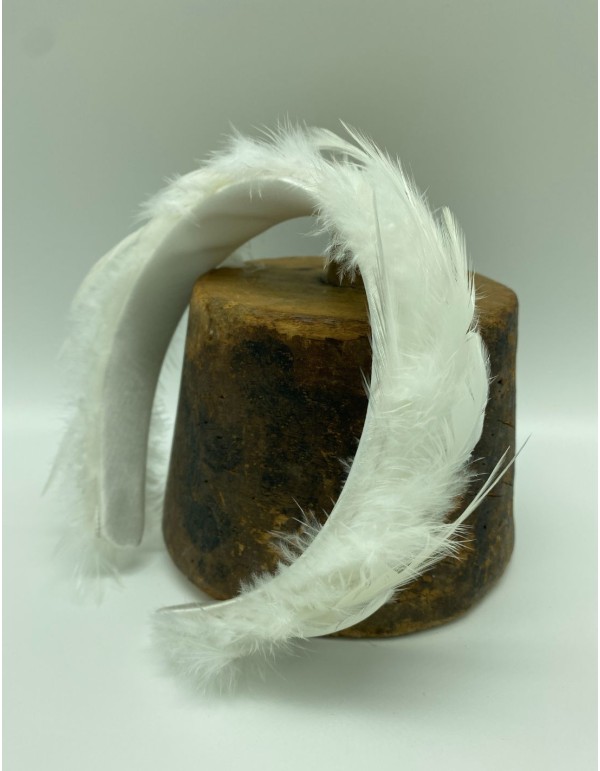 Diadema de novia con plumas blancas 2