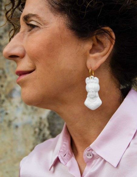 Pendientes largos de porcelana blanca con textura 3D