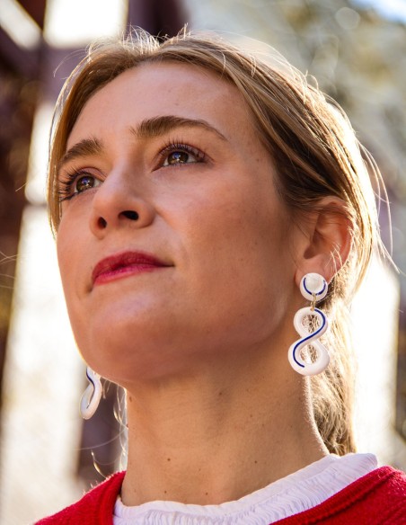 Pendientes largos infinito de cerámica esmaltada azul