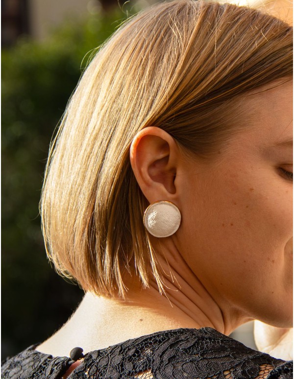 Boucle d'oreilles Boutonnières en porcelaine peinte avec... 2