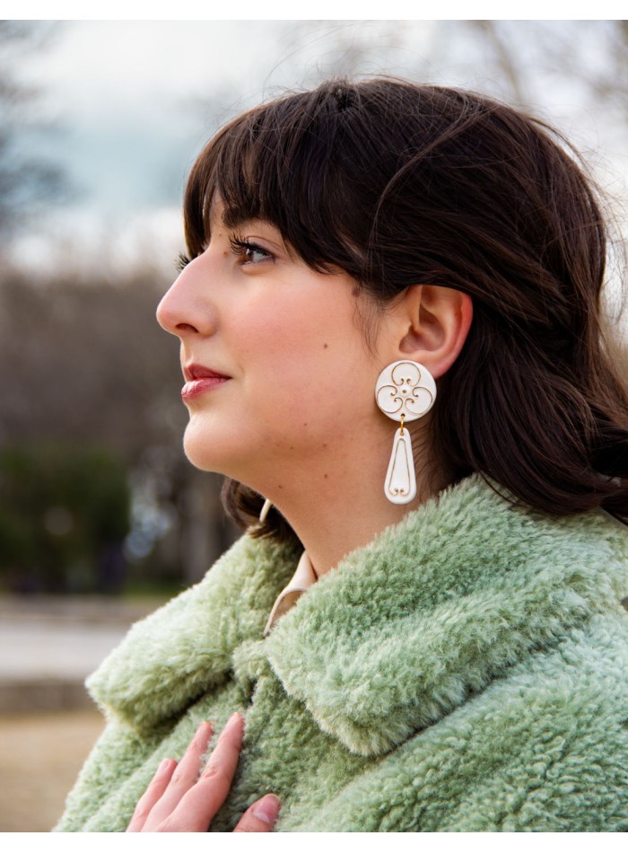 Long earrings in porcelain painted in gold