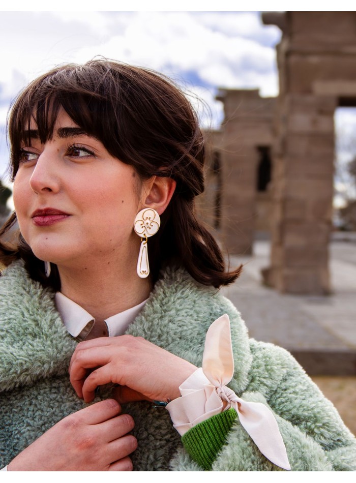 Long earrings in porcelain painted in gold