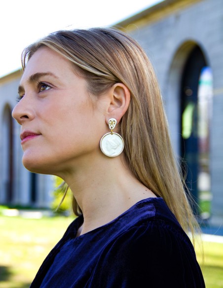 Boucle d'oreilles médaille en porcelaine peinte en or