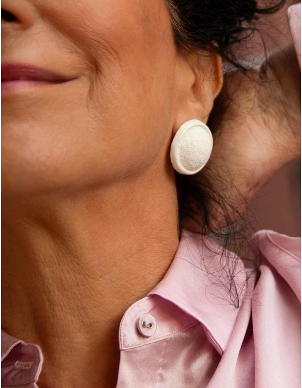 Boucle d'oreilles Boutonnières en céramique blanche texturée 2