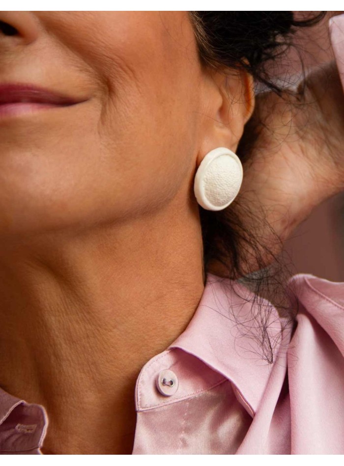 Pendientes de fiesta botón cerámica blanca con...