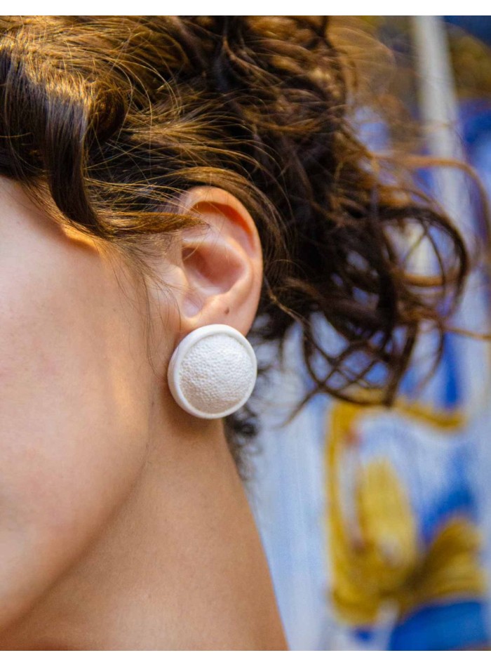 Pendientes de fiesta botón cerámica blanca con...