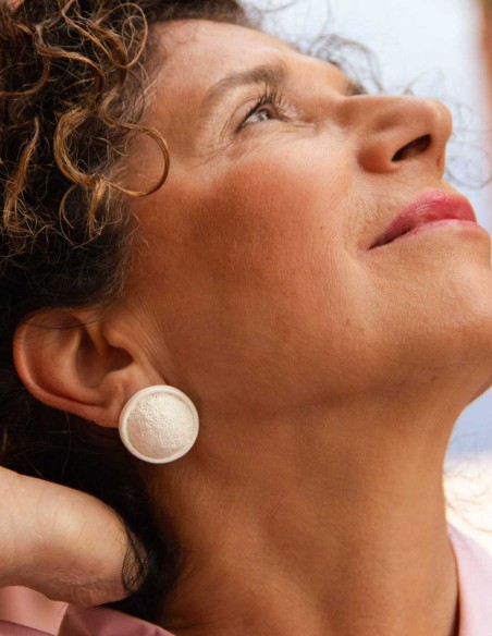 Boucle d'oreilles Boutonnières en céramique blanche texturée