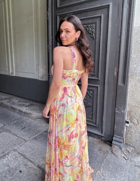 Vestido de fiesta largo estampado con cuello halter y pedrería para invitada