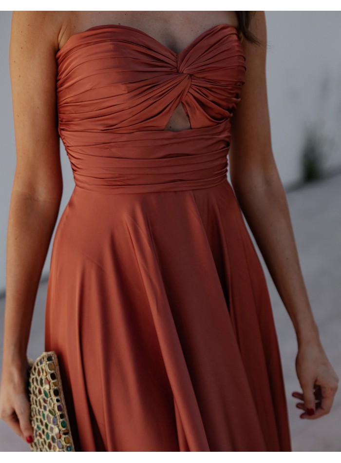 Robe longue de soirée en satin avec encolure...