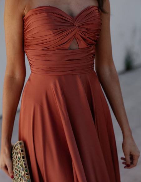 Vestido de fiesta largo satinado con escote corazón y detalle drapeado - INVITADA PERFECTA