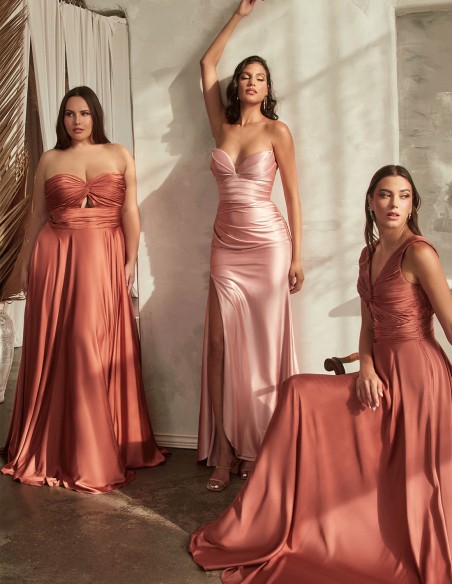 Robe longue de fête en satin avec encolure drapée à bretelles spaghetti