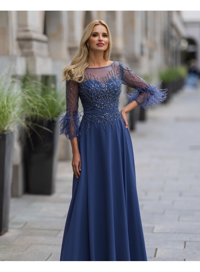 Vestido de fiesta largo con apliques de plumas y pedrería azul